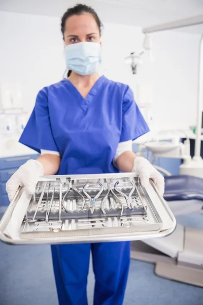 Dentista com máscara cirúrgica e bandeja de retenção — Fotografia de Stock