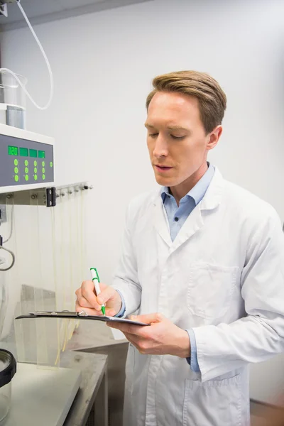 Pharmacist using machinery to make medicine — Stock Photo, Image