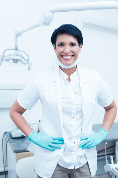 Portrait de dentiste confiante heureuse — Photo