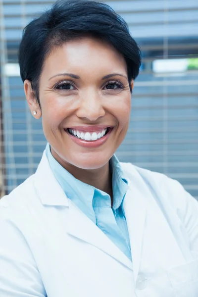 Retrato de dentista feminino sorridente — Fotografia de Stock