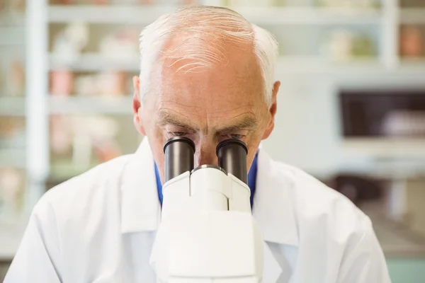 Senior Scientist arbeitet mit Mikroskop — Stockfoto