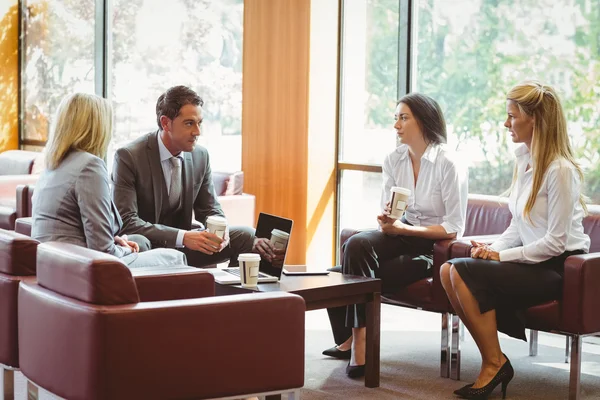 Geschäftsleute reden und arbeiten gemeinsam auf dem Sofa — Stockfoto