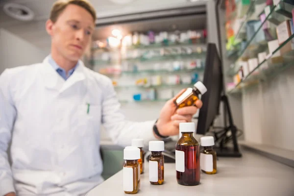 Apotheker hält Glas mit Medikamenten — Stockfoto