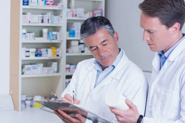 Man holding medication and his colleague — Stock Photo, Image