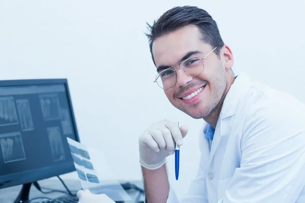 Male dentist with x-ray on computer — Stock Photo, Image