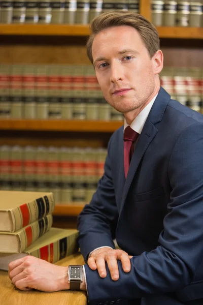 Przystojny prawnik w bibliotece prawa — Zdjęcie stockowe