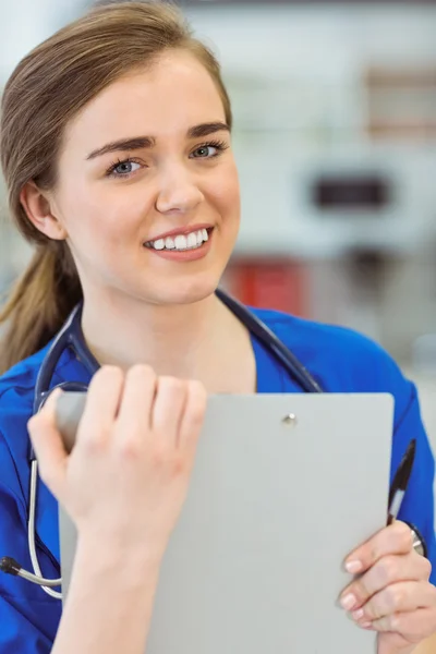 Jonge medisch student glimlachen op camera — Stockfoto