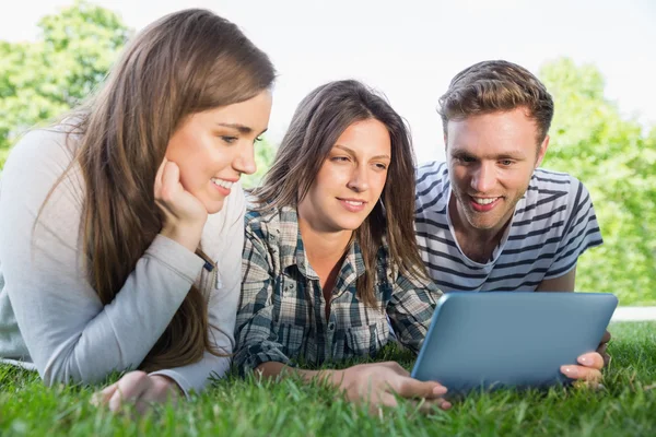 Happy students using tablet pc outside — Stock Photo, Image