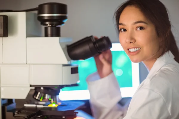 Science student looking through microscope — Stock Photo, Image