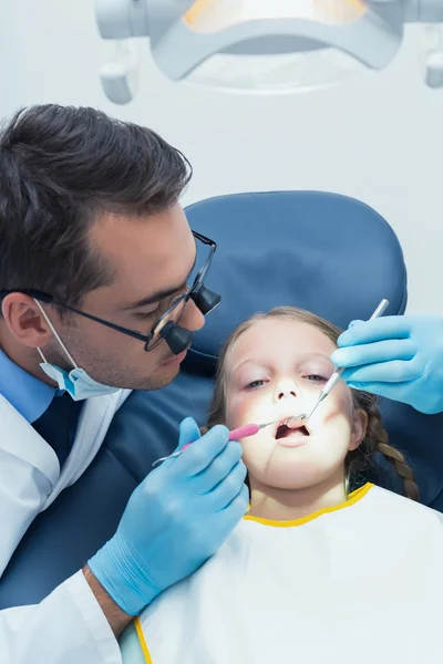 Мужской дантист осматривает женские зубы — стоковое фото