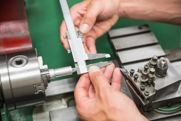 Estudante de engenharia usando máquinas pesadas — Fotografia de Stock