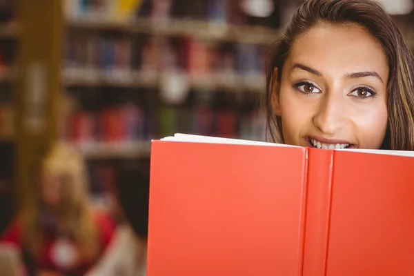 Söt brunett student anläggning bok — Stockfoto