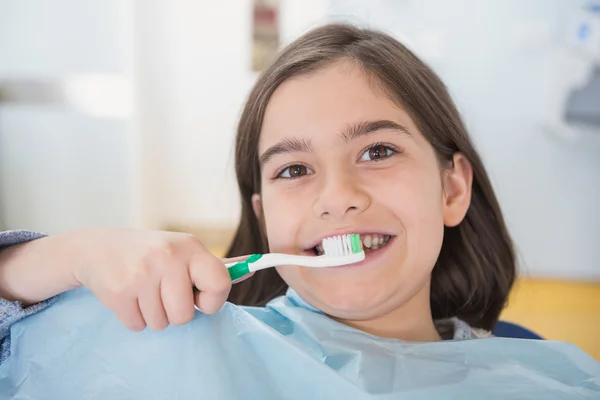 Sonriente paciente joven sosteniendo cepillo de tacto —  Fotos de Stock