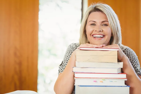 Usměvavá blondýnka starší student — Stock fotografie