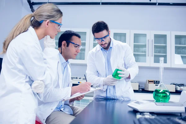 Estudiantes de ciencias trabajando juntos en el laboratorio — Foto de Stock