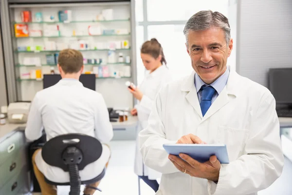 Farmacêutico sênior usando tablet pc — Fotografia de Stock