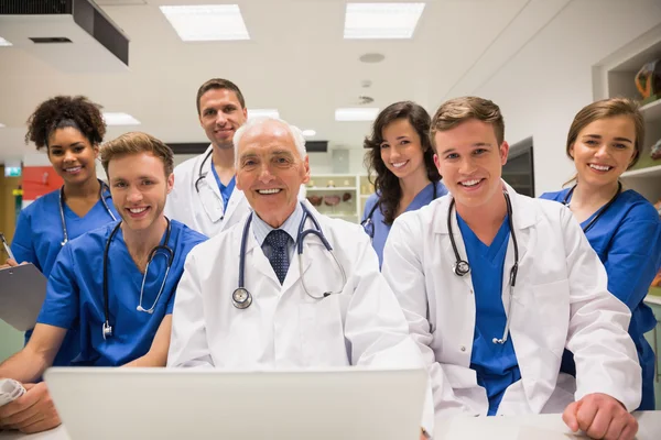 Estudiantes de medicina y profesor usando laptop — Foto de Stock