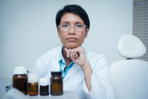 Dentista femenina joven y seria — Foto de Stock