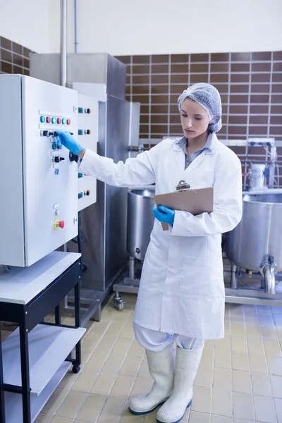 Biologiste focalisé tenant le presse-papiers et appuyant sur le bouton — Photo