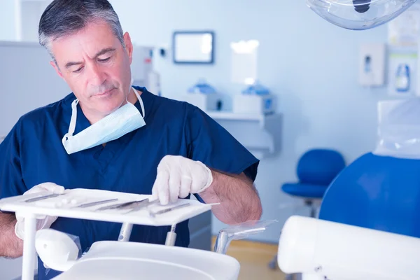 Dentista focado pegar ferramenta — Fotografia de Stock