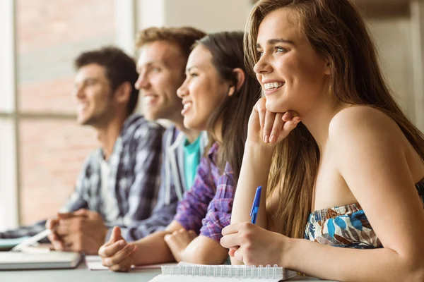 Amigos sonrientes estudiantes hablando y escribiendo —  Fotos de Stock