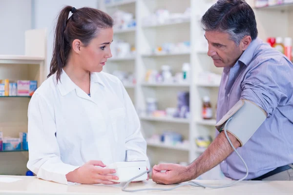 Joven aprendiz tomando presión arterial — Foto de Stock