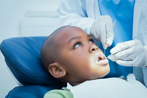 Menino com os dentes examinados pelo dentista — Fotografia de Stock