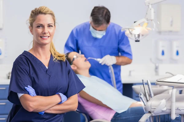 Retrato de una enfermera sonriente con los brazos cruzados — Foto de Stock