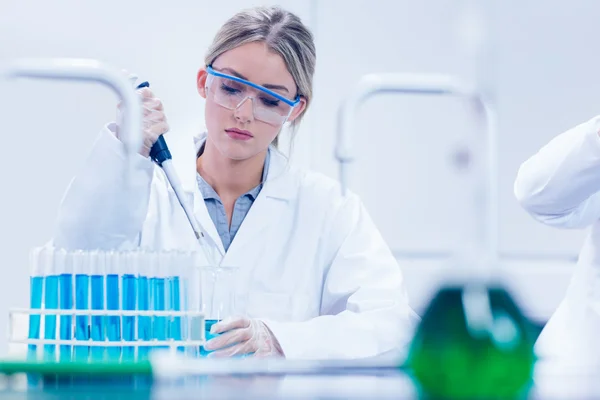 Science student using pipette in the lab — Stock Photo, Image