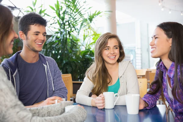 Jóvenes estudiantes tomando café juntos —  Fotos de Stock