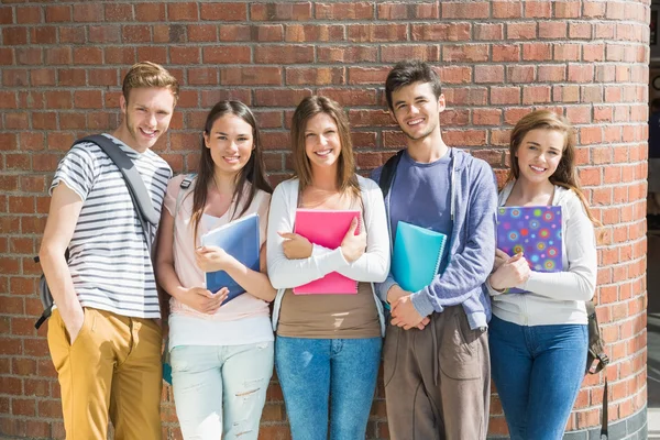 Estudiantes felices sonriendo a la cámara — Foto de Stock