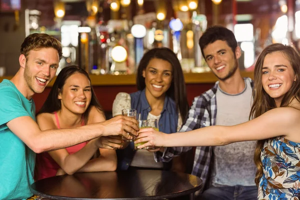 Portrét happy přátel opékání nápoje a pivo — Stock fotografie