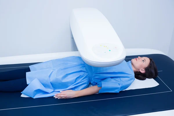 Sick woman lying on a x-ray machine — Stock Photo, Image