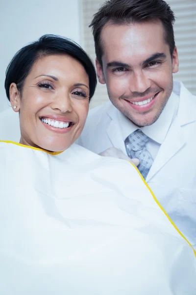 Mulher sorrindo à espera de exame dentário — Fotografia de Stock