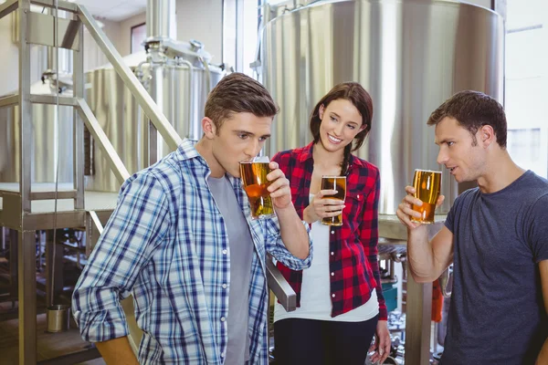Genç hipsters birlikte bira tadımı — Stok fotoğraf