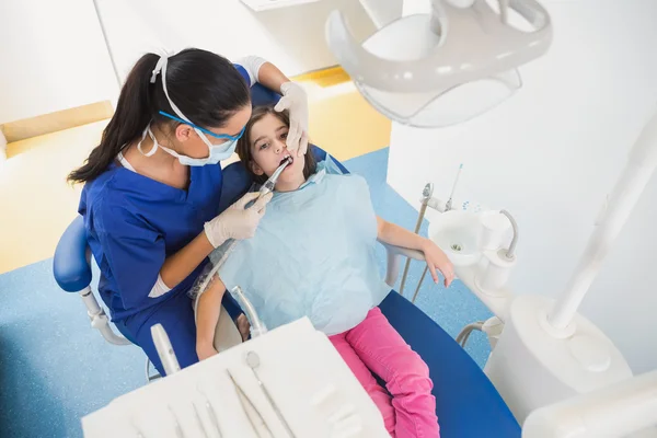 Dentista examinando a su joven paciente — Foto de Stock