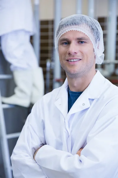 Porträtt av leende vetenskapsman med armarna korsade — Stockfoto