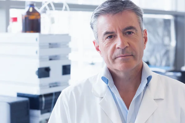 Científico sin sonrisa vistiendo bata de laboratorio — Foto de Stock