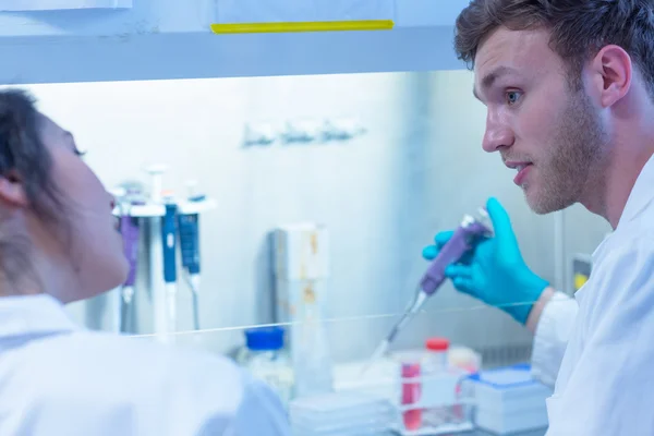 Estudiante de ciencias usando pipeta en el laboratorio — Foto de Stock