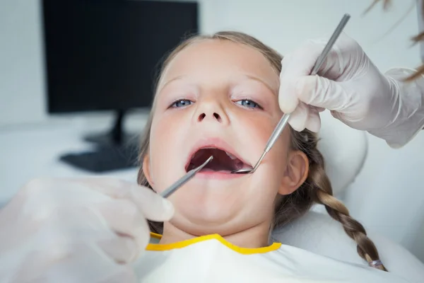 Close up de menina ter seus dentes examinados — Fotografia de Stock