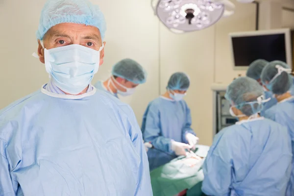 Profesor de medicina en equipo quirúrgico — Foto de Stock