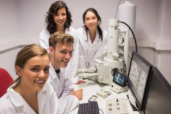 Estudantes de bioquímica usando microscópio grande — Fotografia de Stock