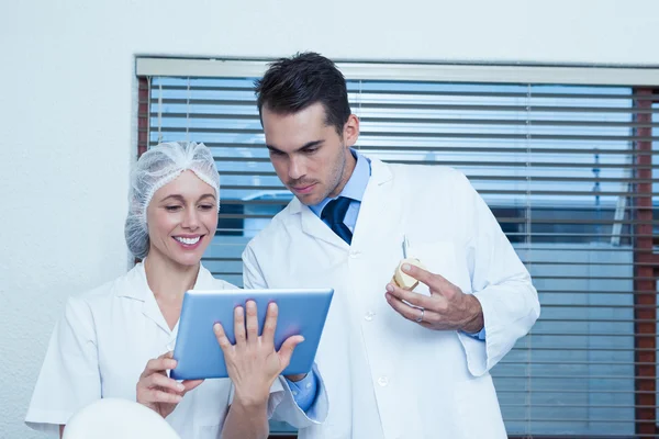 Dentists using digital tablet — Stock Photo, Image