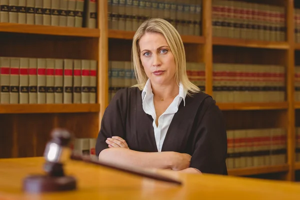 Seriöser Anwalt blickt mit verschränkten Armen in die Kamera — Stockfoto
