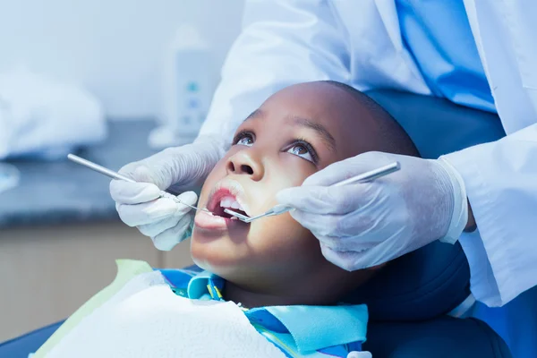 Close up de menino ter seus dentes examinados — Fotografia de Stock