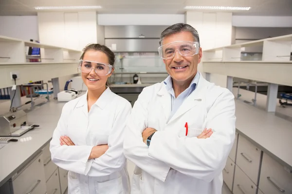 Equipo de farmacéuticos sonriendo a la cámara —  Fotos de Stock