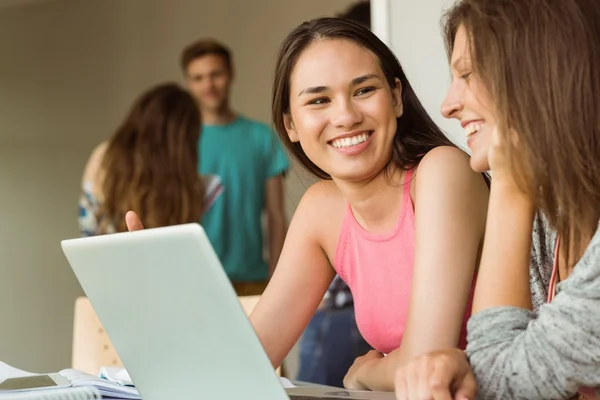 Glimlachend vrienden zitten met laptop — Stockfoto
