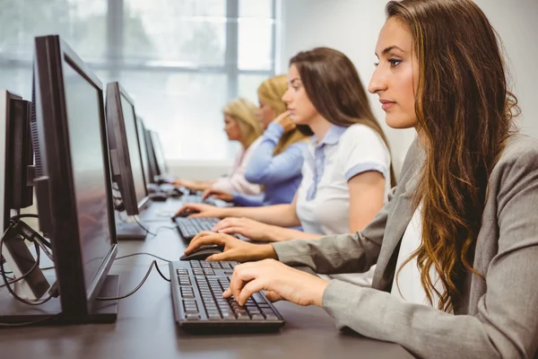 Vrouwen werken in computerlokaal — Stockfoto