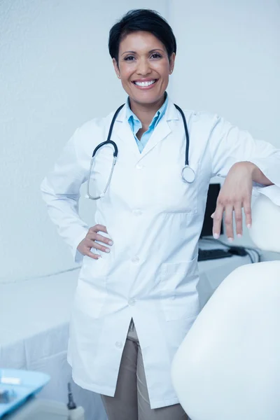 面带笑容的女牙医的肖像 — 图库照片