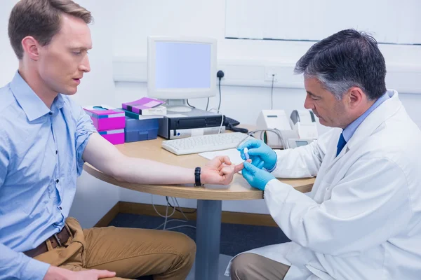 Doctor analizando la sangre de sus pacientes — Foto de Stock